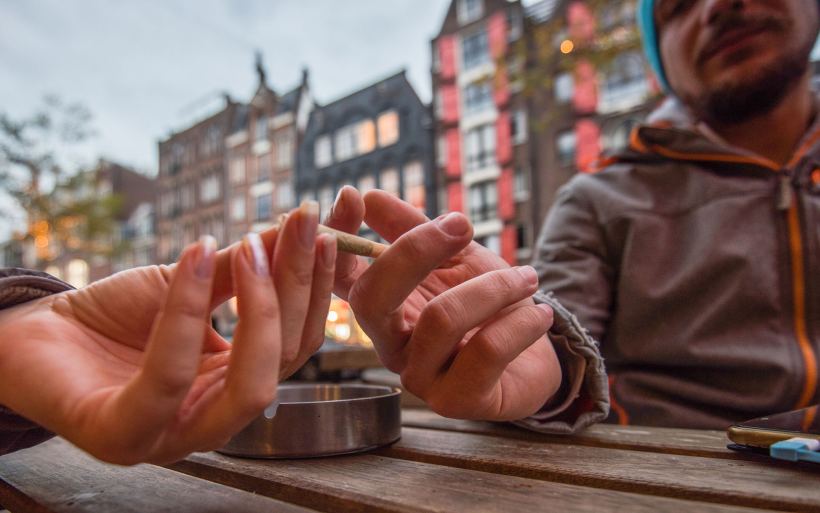 amsterdam-to-ban-cannabis-use-on-streets-of-red-light-district